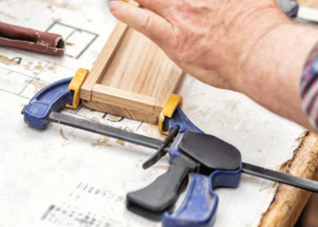 foto carpintero trabajando