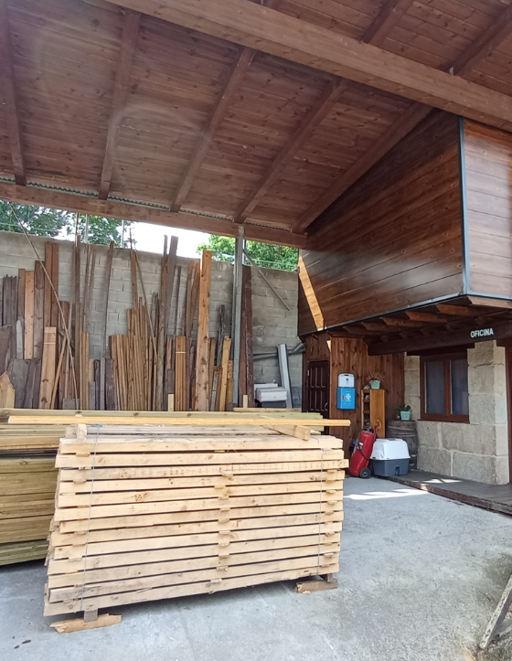 almacén con madera